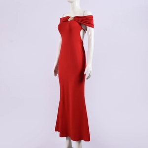 Détail d'une robe longue rouge à épaules dénudées avec ornement doré et dos ouvert lacé