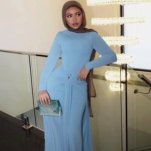 Robe élégante bleu clair à manches longues avec taille froncée et fente latérale