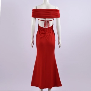 Détail de la robe rouge moulante dos nu avec un élégant laçage entrecroisé au dos