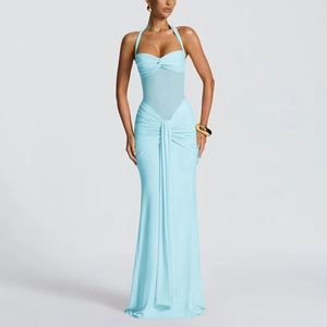 Détail du corsage noué et de la taille froncée d'une robe longue dos nu bleu ciel
