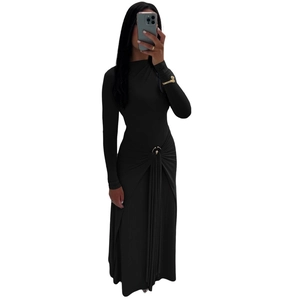 Robe longue noire élégante à manches longues avec boucle dorée à la taille