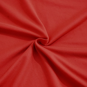 Détail de la texture du tissu en maille rouge avec plis souples et fini brillant