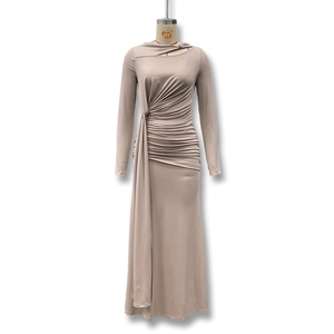Détail des fronces et du drapé sur une robe moulante à manches longues rose nude