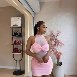 Robe mini moulante rose dos nu avec empiècements mesh et détails torsadés drapés