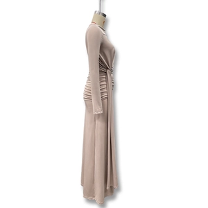 Détail des fronces latérales et de la taille ajustée sur cette robe longue taupe
