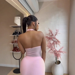 Robe courte rose dos nu à licou avec empiècements en mesh et coupe moulante sexy