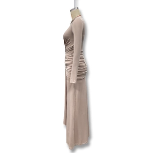 Vue détaillée du plissage sur cette élégante robe moulante beige à manches longues