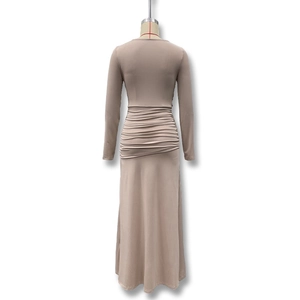 Détail de la taille froncée sur cette robe moulante à manches longues de style français