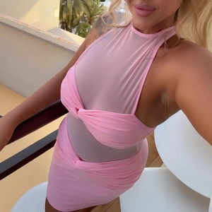 Ensemble deux pièces rose avec haut licou en tulle et jupe froncée pour femmes été