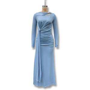 Détail de robe bleu clair avec taille froncée et décolleté asymétrique à découpes