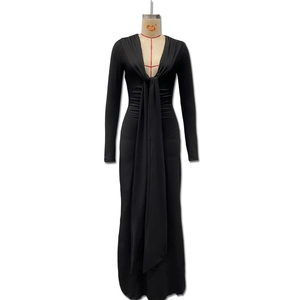 Détail d'une robe maxi noire à manches longues avec col en V profond et design à nœuds
