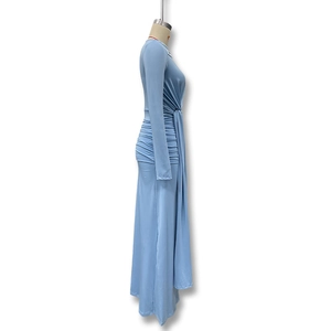 Détail de la robe maxi bleu clair avec fronces latérales et design élégant drapé long