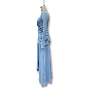 Détail des fronces latérales sur cette robe longue bleu clair à coupe ajustée et élégante