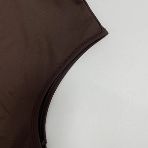 Vista dettagliata del tessuto a maglia elastica marrone scuro con cuciture a doppio ago
