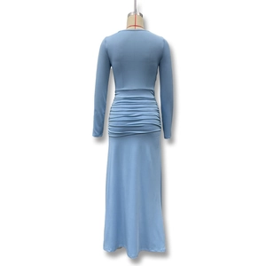 Vue détaillée du plissé à la taille sur le dos d'une robe longue bleu clair à manches