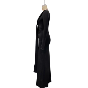 Détail de la robe de soirée noire moulante avec fronces latérales et manches longues