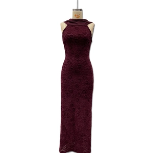 Détail de la dentelle florale rouge vin sur une robe de soirée longue et sans manches chic