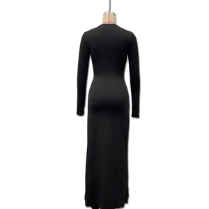 Détail d'une robe moulante noire élégante à manches longues avec col en V profond et coupe slim
