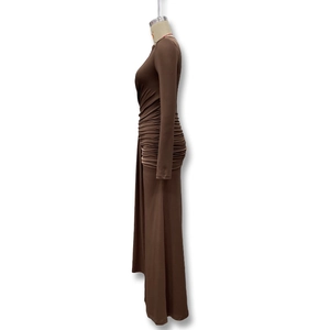 Détail du design plissé à la taille sur robe longue marron à manches longues