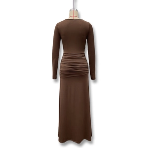 Vue détaillée robe marron café à manches longues avec coupe ajustée et plis à la taille