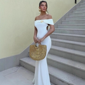 Élégante robe moulante blanche à épaules dénudées avec boucle dorée et découpe taille
