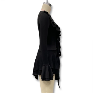Vue latérale d'une robe noire à col en V avec volants superposés et manches évasées
