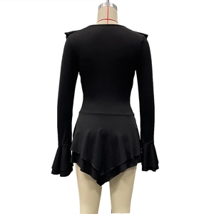 Vue détaillée de la robe noire avec poignets à volants et ourlet multicouche fluide