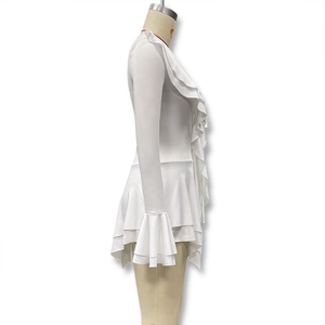 Vue latérale détaillée des volants multicouches sur le tissu de la robe blanche