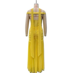 Detailansicht der gelben Kleid-Rückseite mit gerafftem Stoff und fließenden Bändern