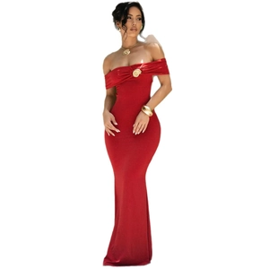 Robe sirène rouge élégante à épaules dénudées avec broche en forme de coquille dorée