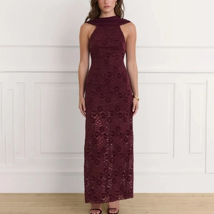 Robe longue élégante en dentelle bordeaux avec licou et coupe ajustée sophistiquée