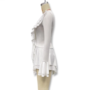 Détails des volants superposés sur le col en V et les poignets évasés de cette robe blanche