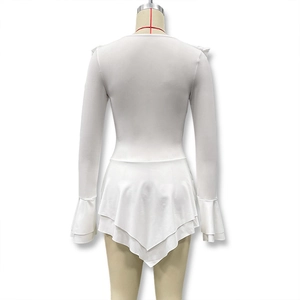 Vue détaillée du dos d'une robe blanche à col en V avec des volants aux poignets et à l'ourlet