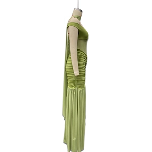 Detailansicht von grasgrünem trägerlosem Maxikleid mit seitlicher Raffung und Schlitz