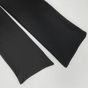 Gros plan détaillé montrant les coutures précises et le tissu premium du pantalon large noir