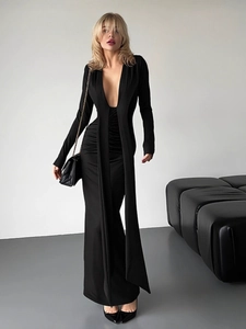 Détail de la robe longue noire à col en V profond, manches longues et taille drapée