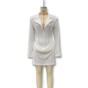 Dettaglio del design a pieghe in vita su questo abito blazer bianco con scollo a V