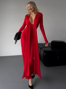 Détail du décolleté en V profond et des longs rubans sur cette robe rouge moulante chic