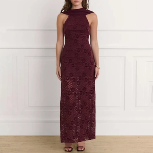 Robe longue élégante en dentelle bordeaux avec licou et détail drapé effet soie