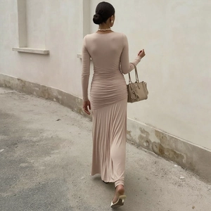 Robe longue beige élégante à manches longues avec fronces et silhouette de style français