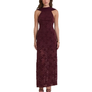 Robe longue élégante en dentelle bordeaux avec dos nu et broderies florales