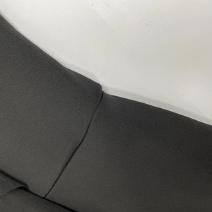 Vue macro détaillée de la texture du tricot noir et des coutures de la robe élégante