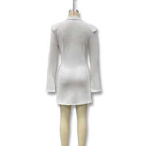 Vista posteriore dell'abito blazer bianco a maniche lunghe con spalline e vita sfiancata
