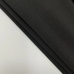 Détail de la texture du tissu en maille côtelée noire et qualité du matériau textile