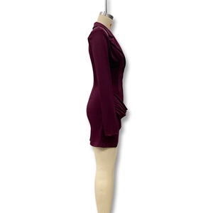 Dettaglio dell'abito blazer bordeaux con vita a pieghe e vestibilità slim elegante