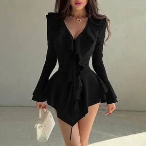 Robe noire chic pour femmes avec col en V, manches évasées et ourlet à volants