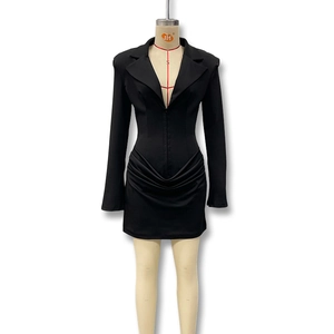 Dettaglio dello scollo a V e delle pieghe raccolte su questo abito blazer nero a maniche