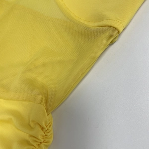 Detail aus hellgelbem Netzstoff mit feiner Naht und seitlichem Raffungs-Design