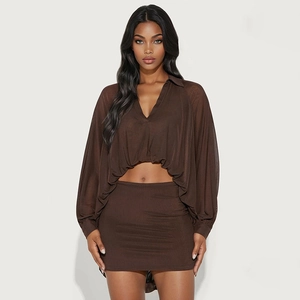 Ensemble deux pièces pour femme avec crop top en maille marron et minijupe moulante