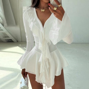 Robe courte blanche chic à col en V, volants, manches cloche et taille ajustable